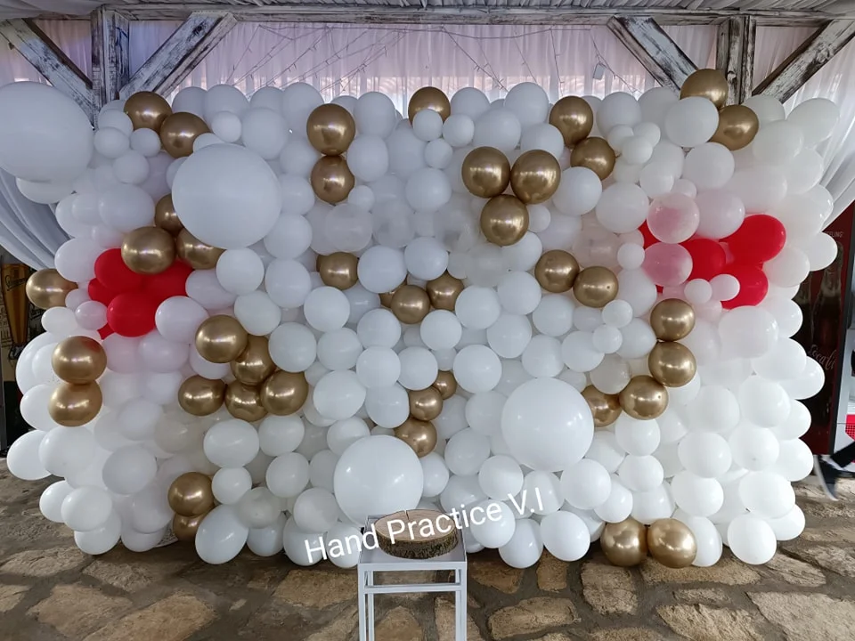 Стена - бяло, злато и червено