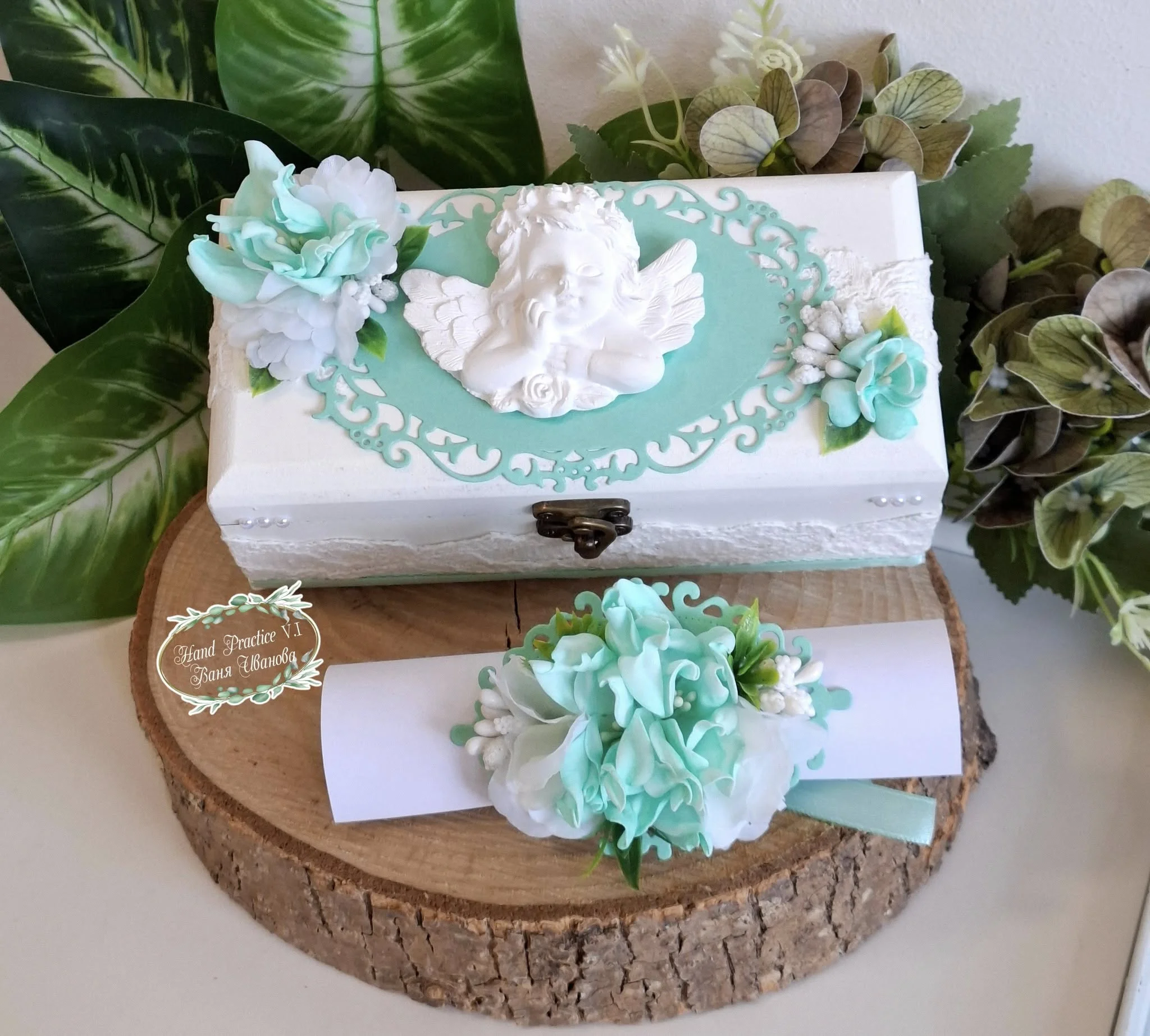 Дървена кутия-покана за кръстници-мента